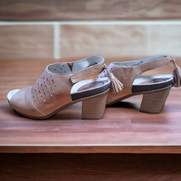 Abeo Bio System Leather Tan Heeled Sandals with Tassels - Picture 6 of 11